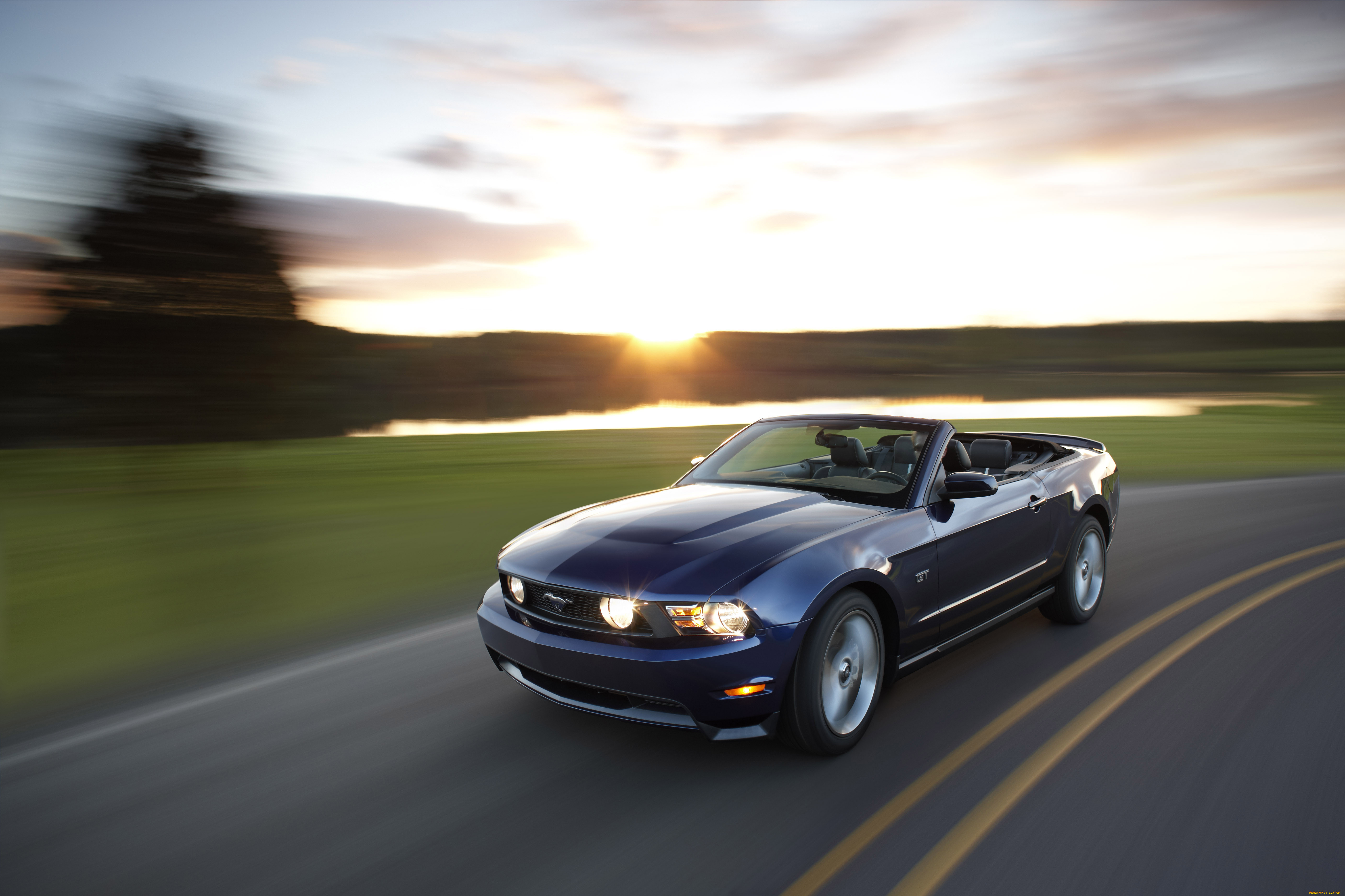 Легковая машина едет. Додж Мустанг 2010. Мустанг Шевроле кабриолет. Ford Mustang gt 2008 кабриолет. Ford Mustang gt Convertible 2010.